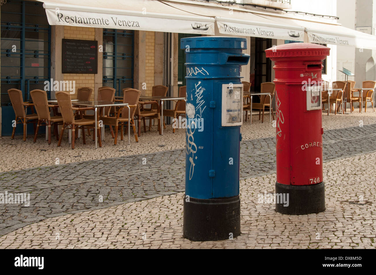 Rosso e blu le caselle di posta in strada, Lagos, Portogallo, Foto Stock