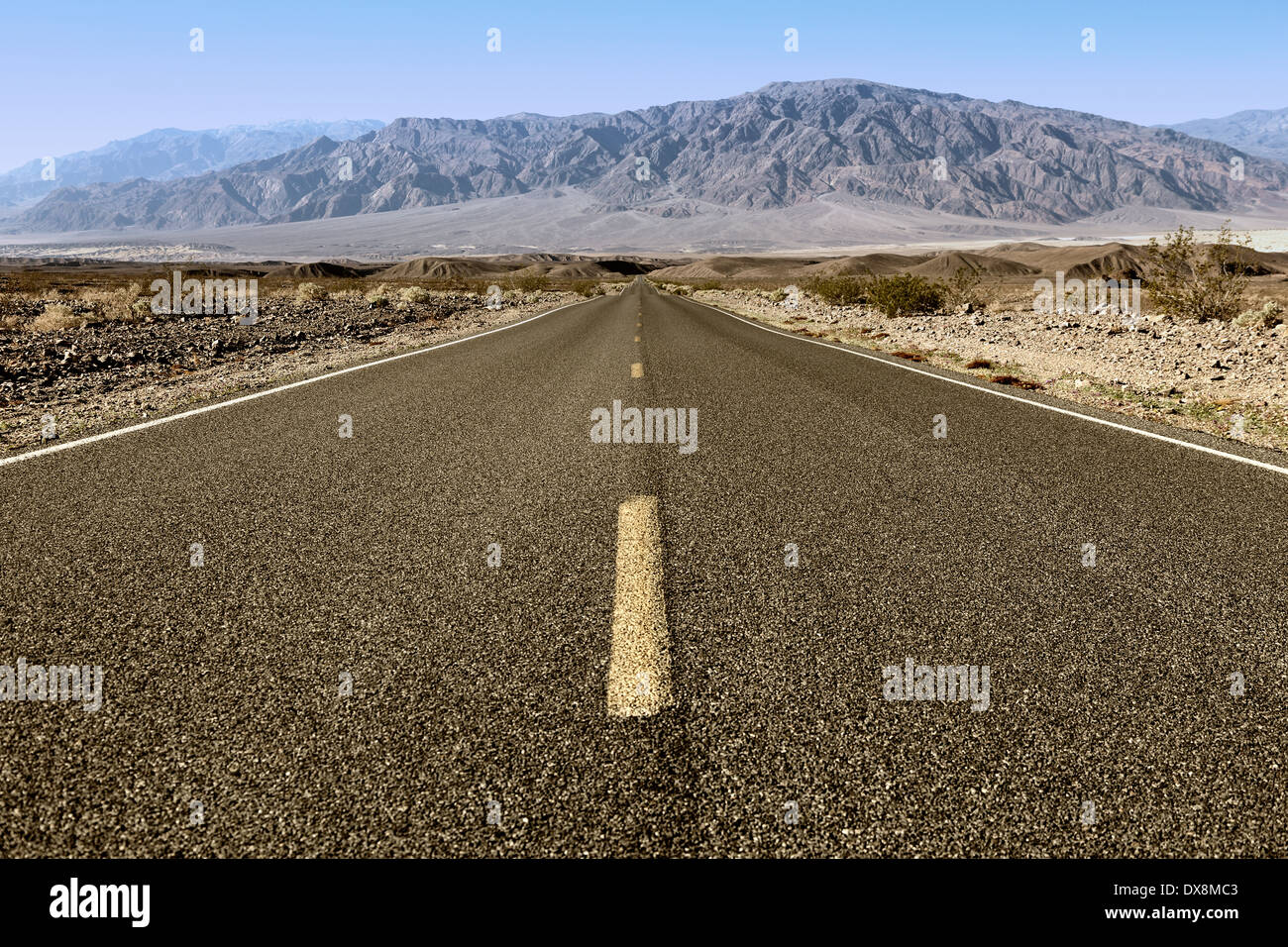 Strada desolata della Death Valley California Foto Stock