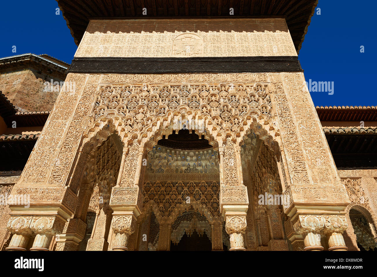 Nasrid mocarabe Arabesque architettura moresca della Corte dei leoni del Palacios Nazaries, Alhambra. Granada, Foto Stock