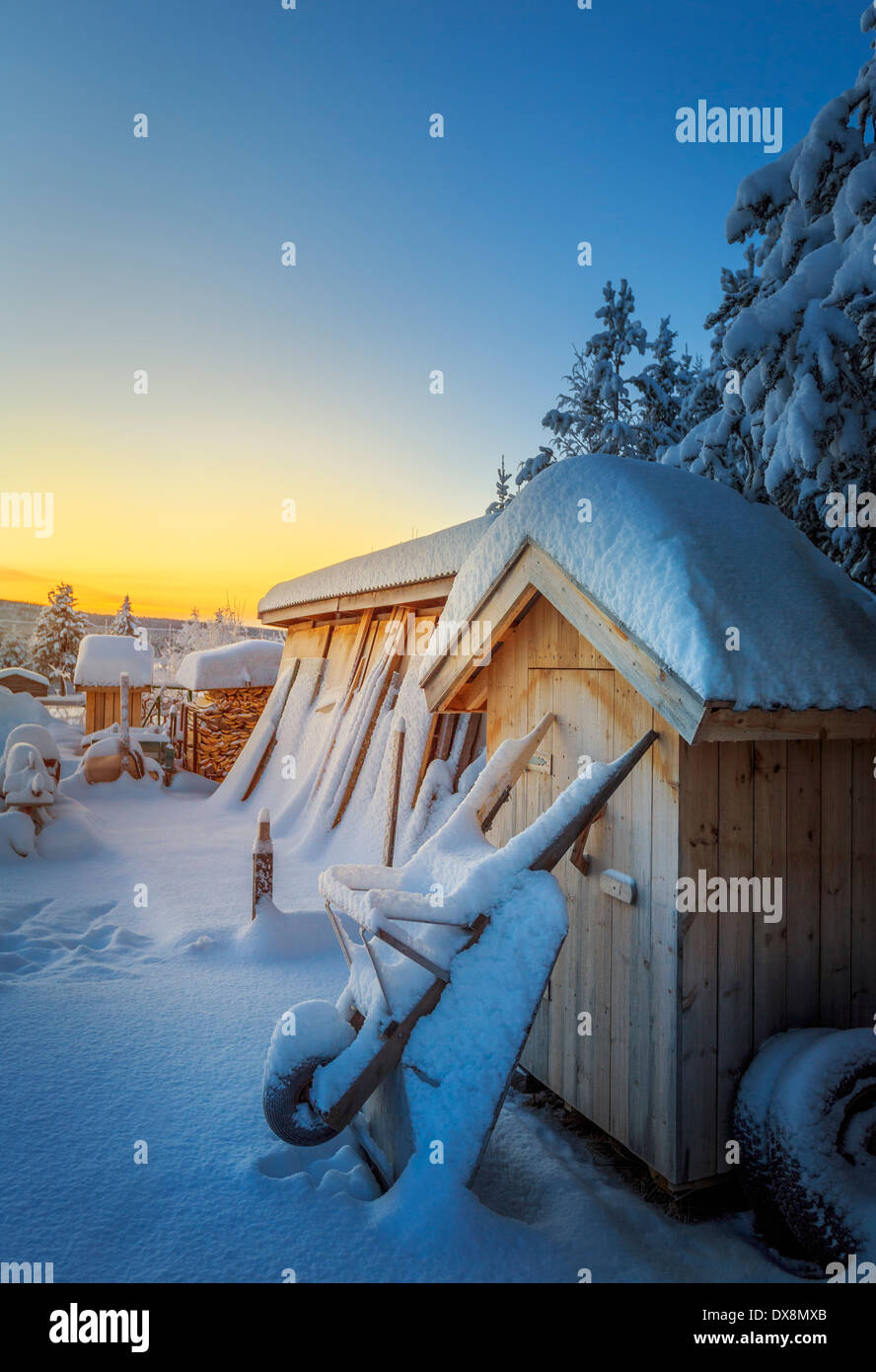 Coperte di neve tettoia in legno, Lapponia, Svezia Foto Stock