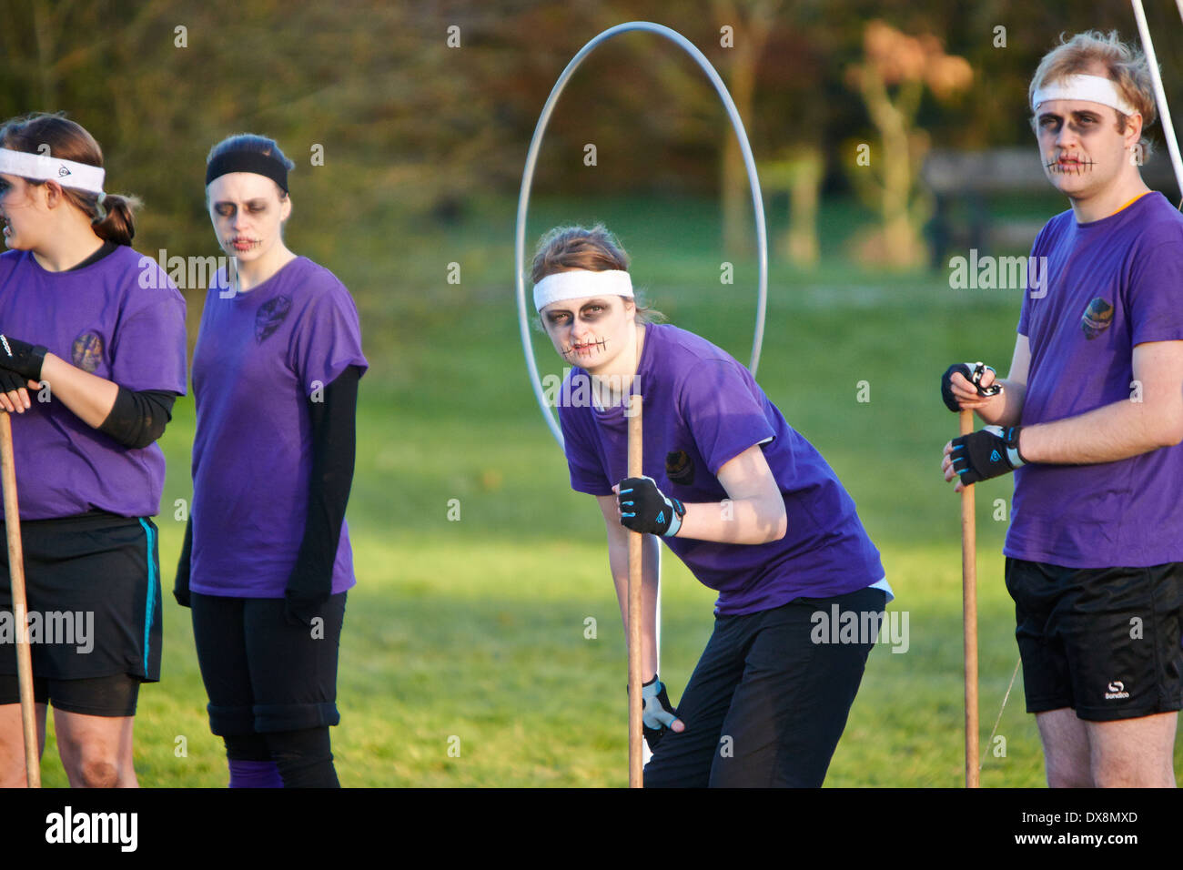 Gli studenti universitari prendere parte nella sessione inaugurale del Quidditch Cup inglese a Oxford Foto Stock