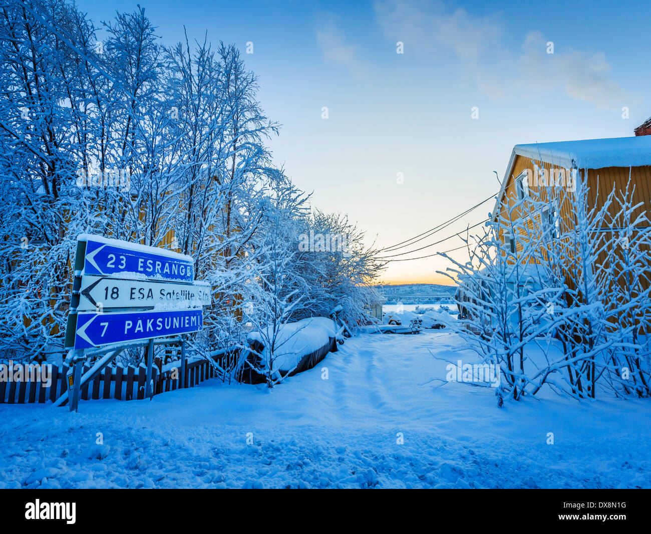 I cartelli stradali in paesaggi innevati. Temperature fredde estreme, Jukkasjarvi, Lapponia, Svezia Foto Stock