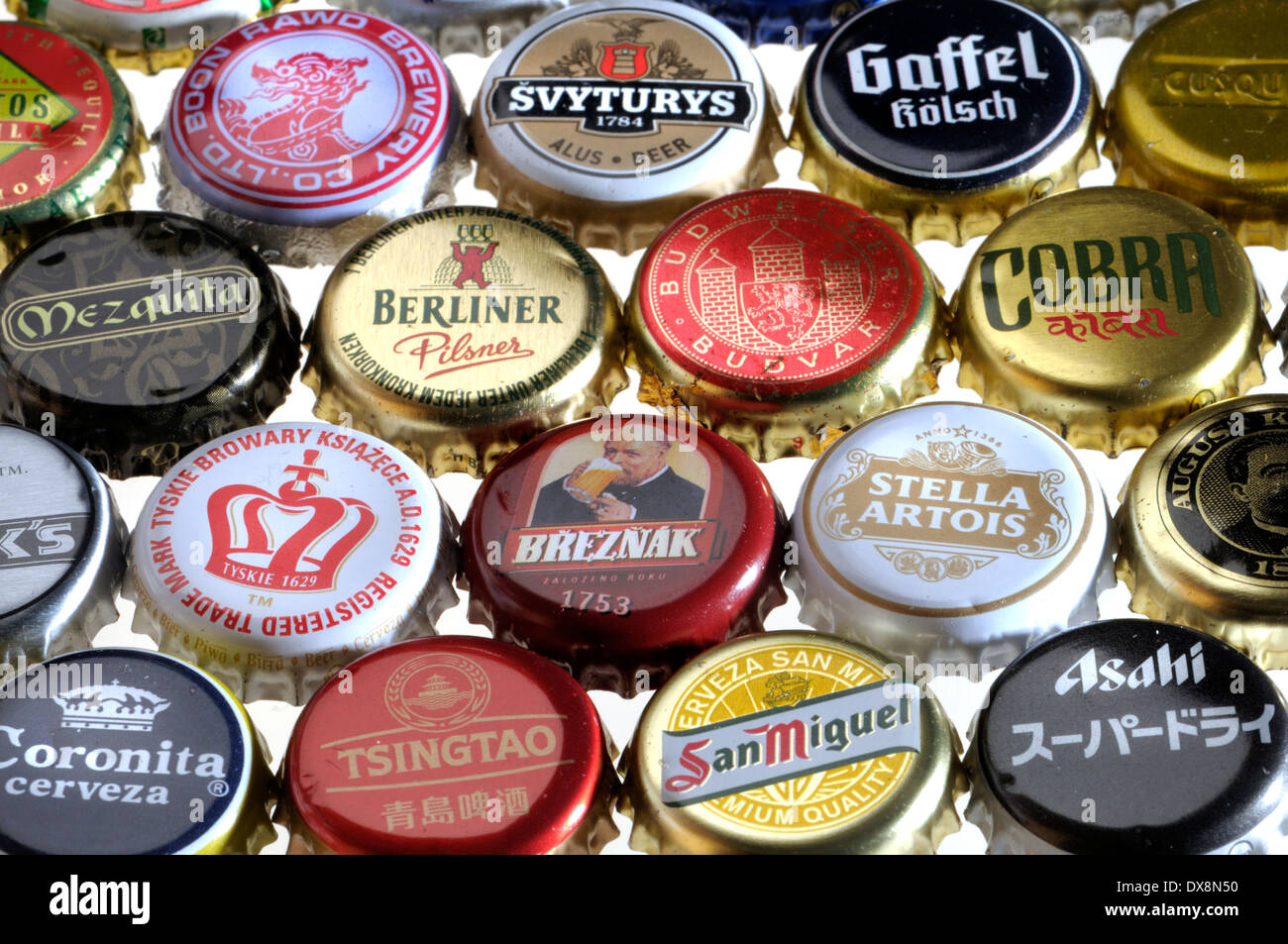 La birra i tappi di bottiglia / tappi a corona. Birre internazionali Foto Stock