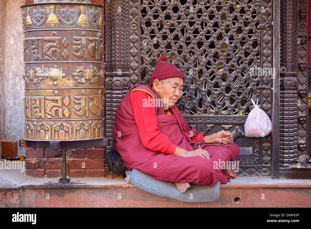 Beggar in per le strade di Kathmandu all'entrata di Boudhanath Stupa Foto Stock
