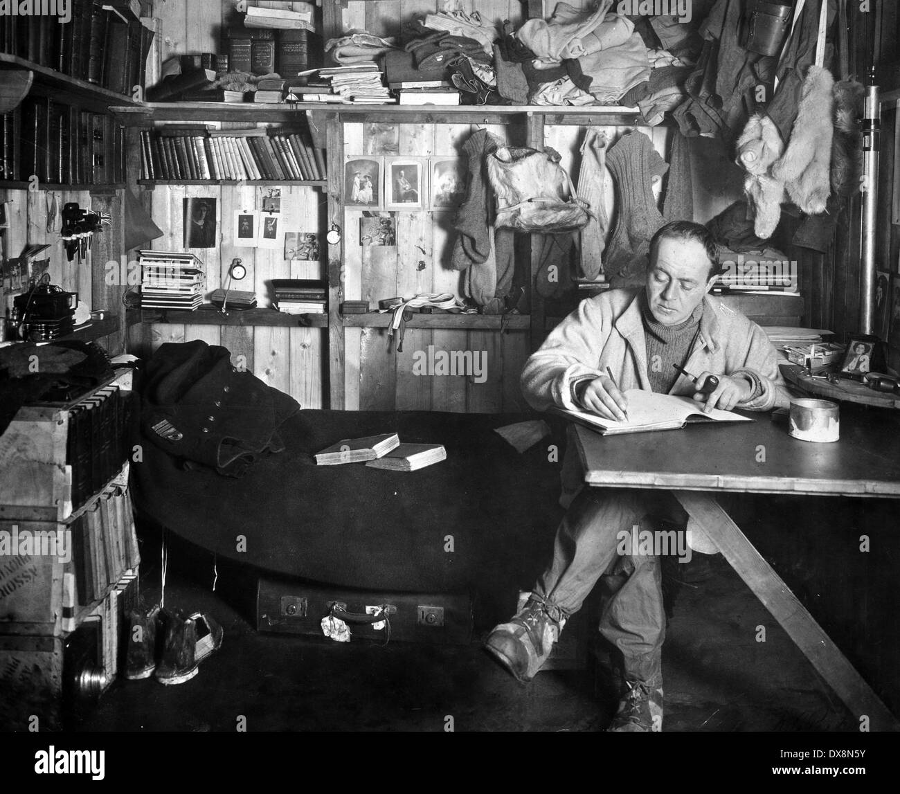 ROBERT FALCON SCOTT (1868-1912) Royal Navy officer scrivendo la sua ufficiale al capo Evans hut 7 Ott 1911. Foto Herbert Ponting Foto Stock