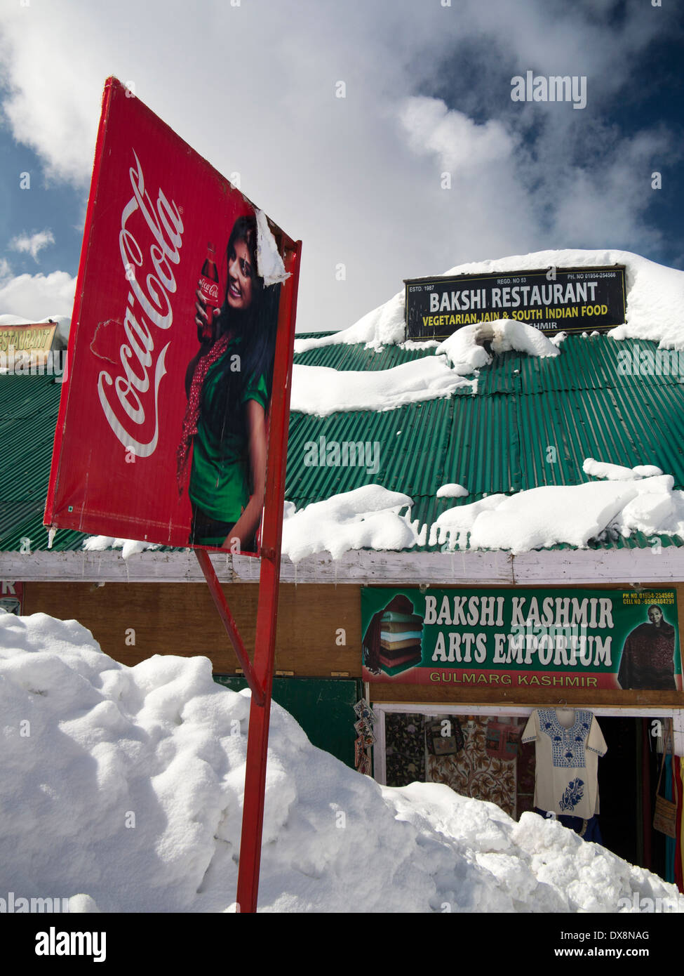 India, Kashmir Gulmarg, Himalayan Ski Resort, coca cola insegna esterna coperta di neve souvenir shop Foto Stock