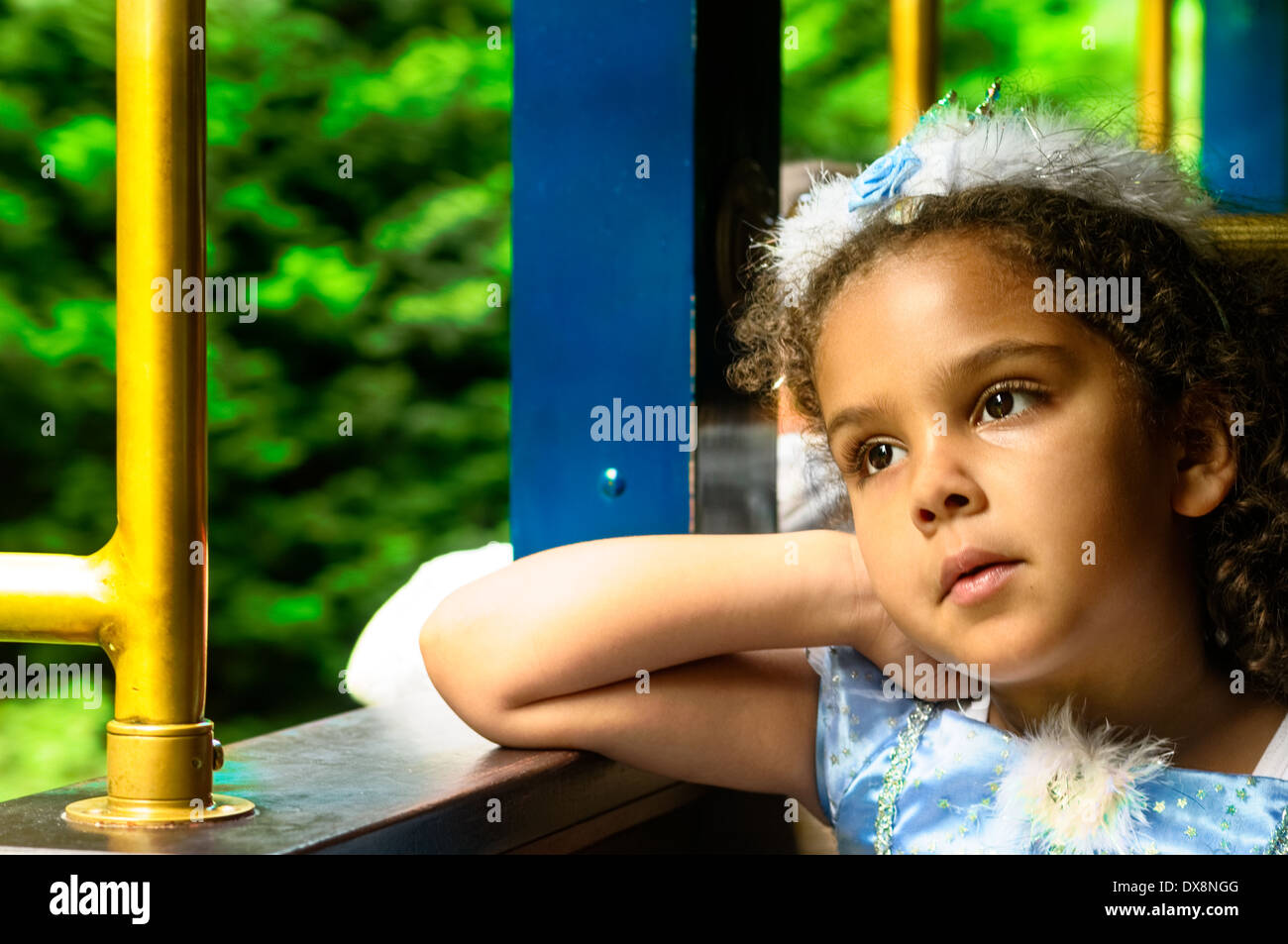Ritratto di 5 anni ragazza guarda pensieroso Foto Stock
