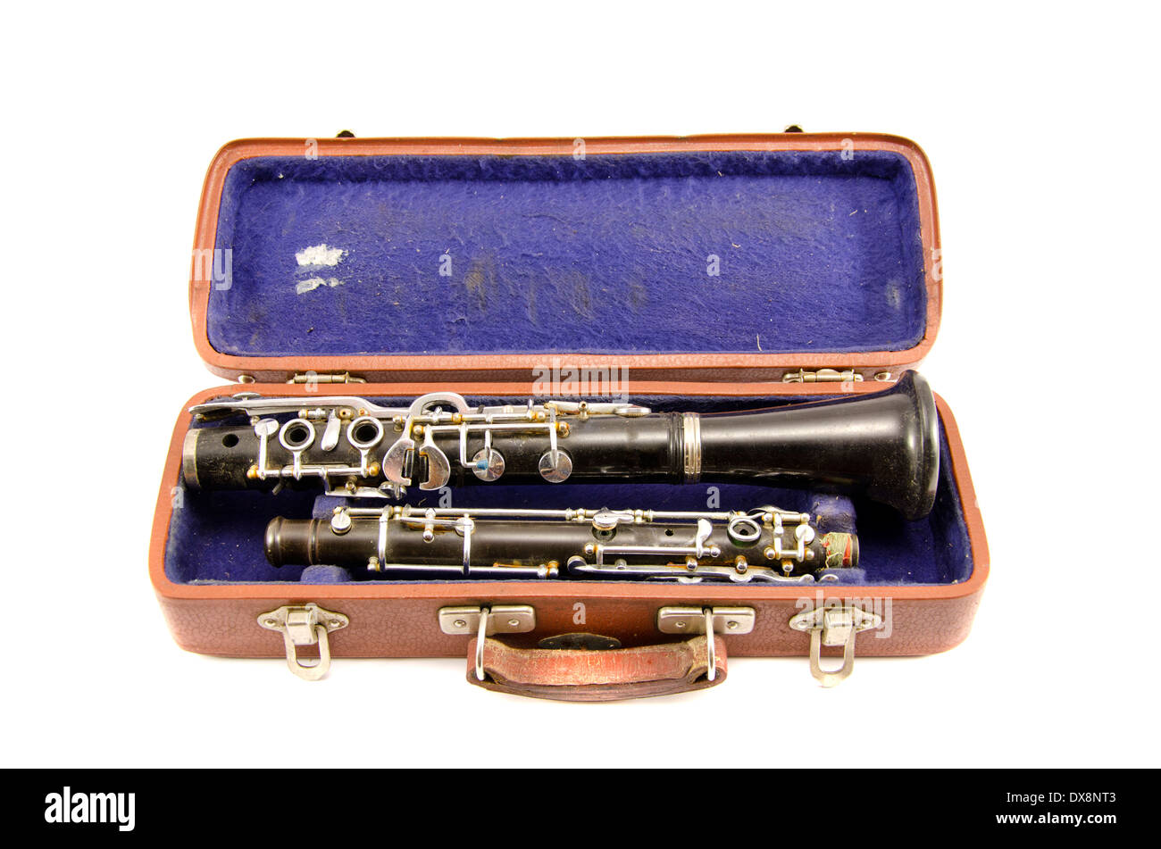 Vecchio usato lo strumento musicale clarinetto in antico caso isolato su  bianco Foto stock - Alamy