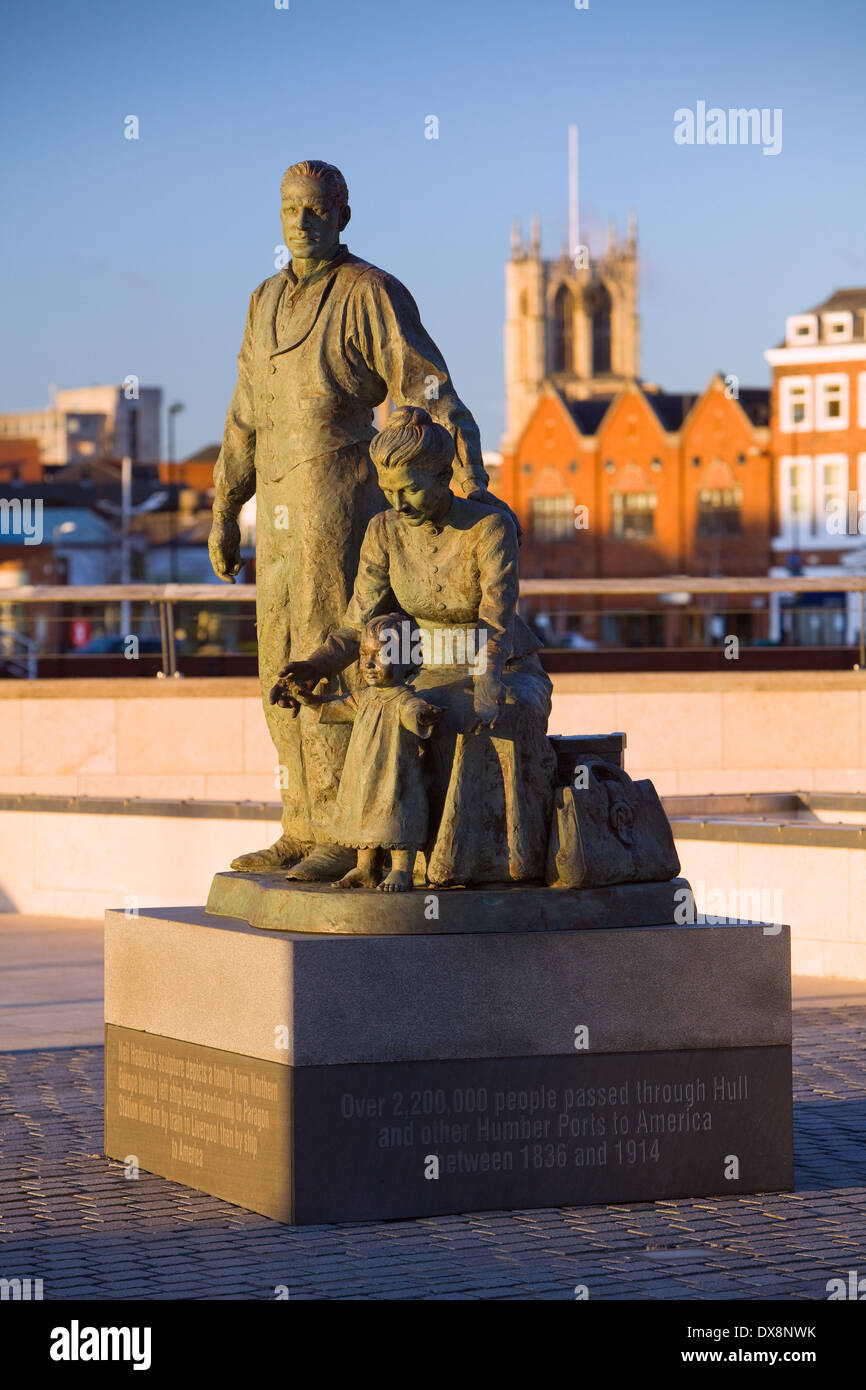 Neil Hadlock della statua sull'immigrazione e la città di Kingston-upon-Hull. Hull Marina, East Yorkshire. Marzo 2014. Foto Stock