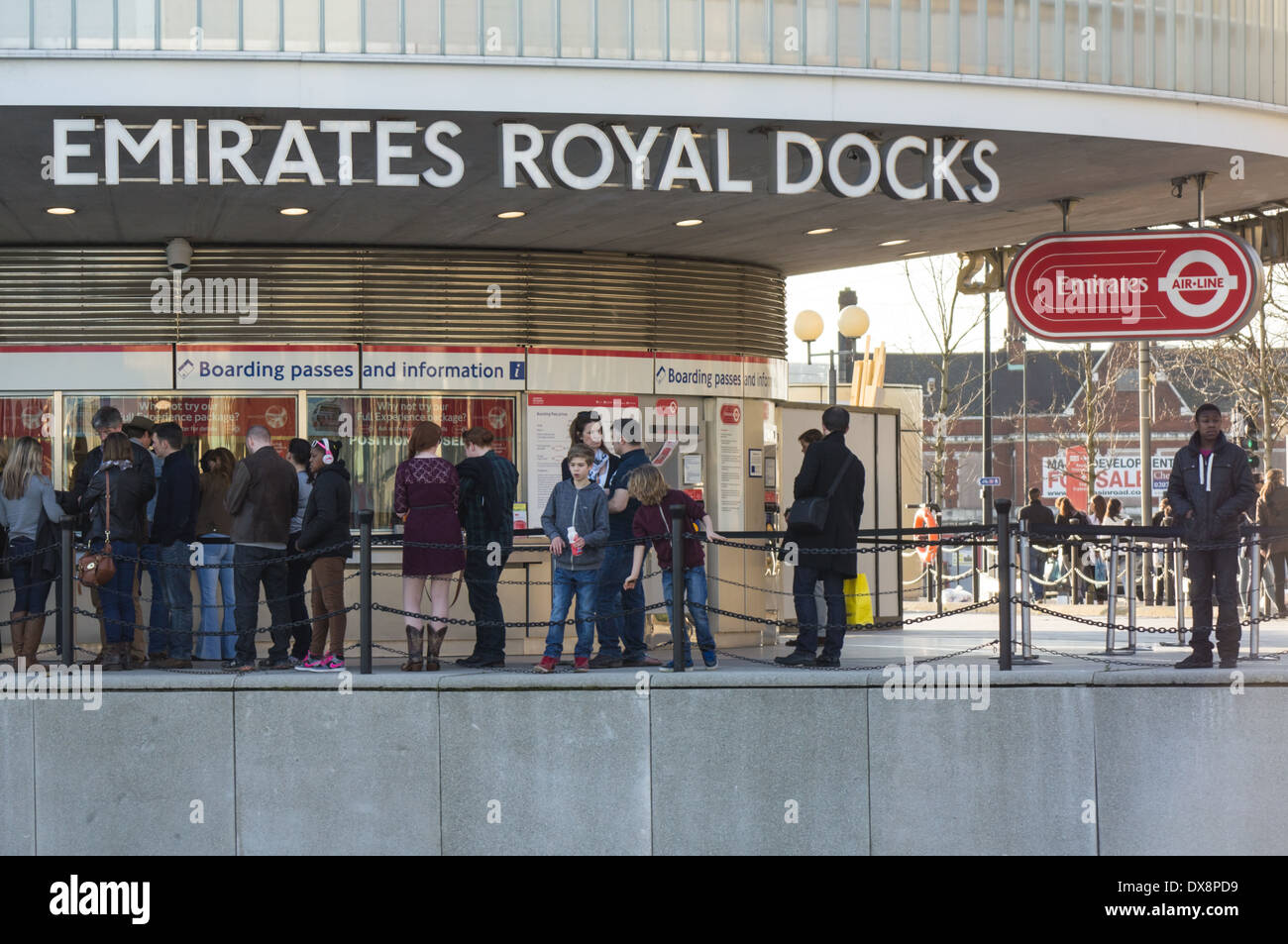 I passeggeri in attesa in coda presso il Royal Docks cable car terminal, Londra England Regno Unito Regno Unito Foto Stock