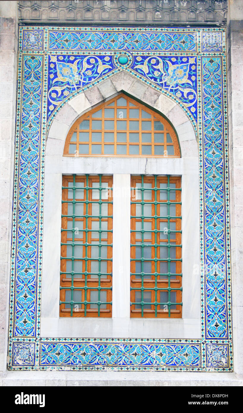 Una splendida finestra di Hobyar moschea di Istanbul, Turchia Foto Stock