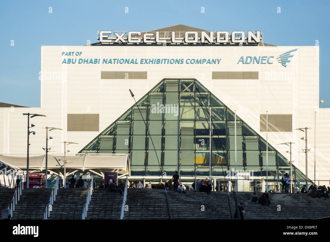 Ingresso ovest del centro esposizioni ExCeL di Londra England Regno Unito Regno Unito Foto Stock