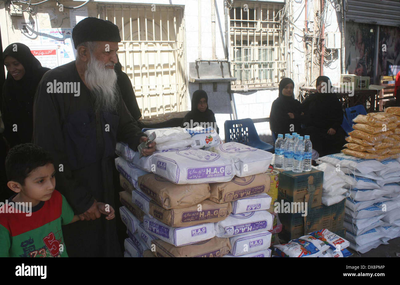 Celebre attivista sociale Abdul Sattar Edhi azienda rilievo raccolta merci camp per la siccità ha colpito il popolo di Tharparkar, a Kharadar area di Karachi il giovedì 20 marzo, 2014. Foto Stock
