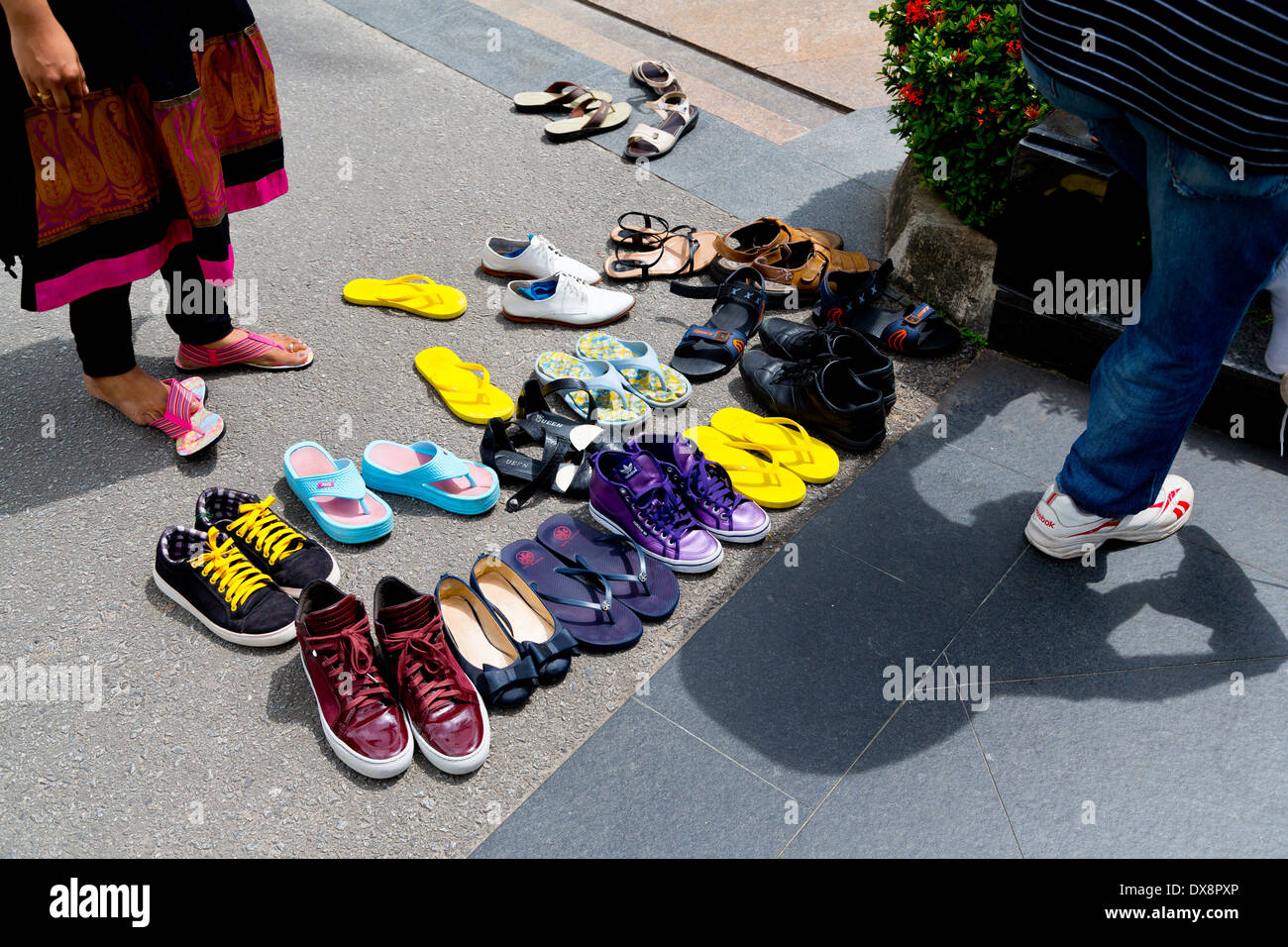 Scarpe in strade di Singapore Foto Stock