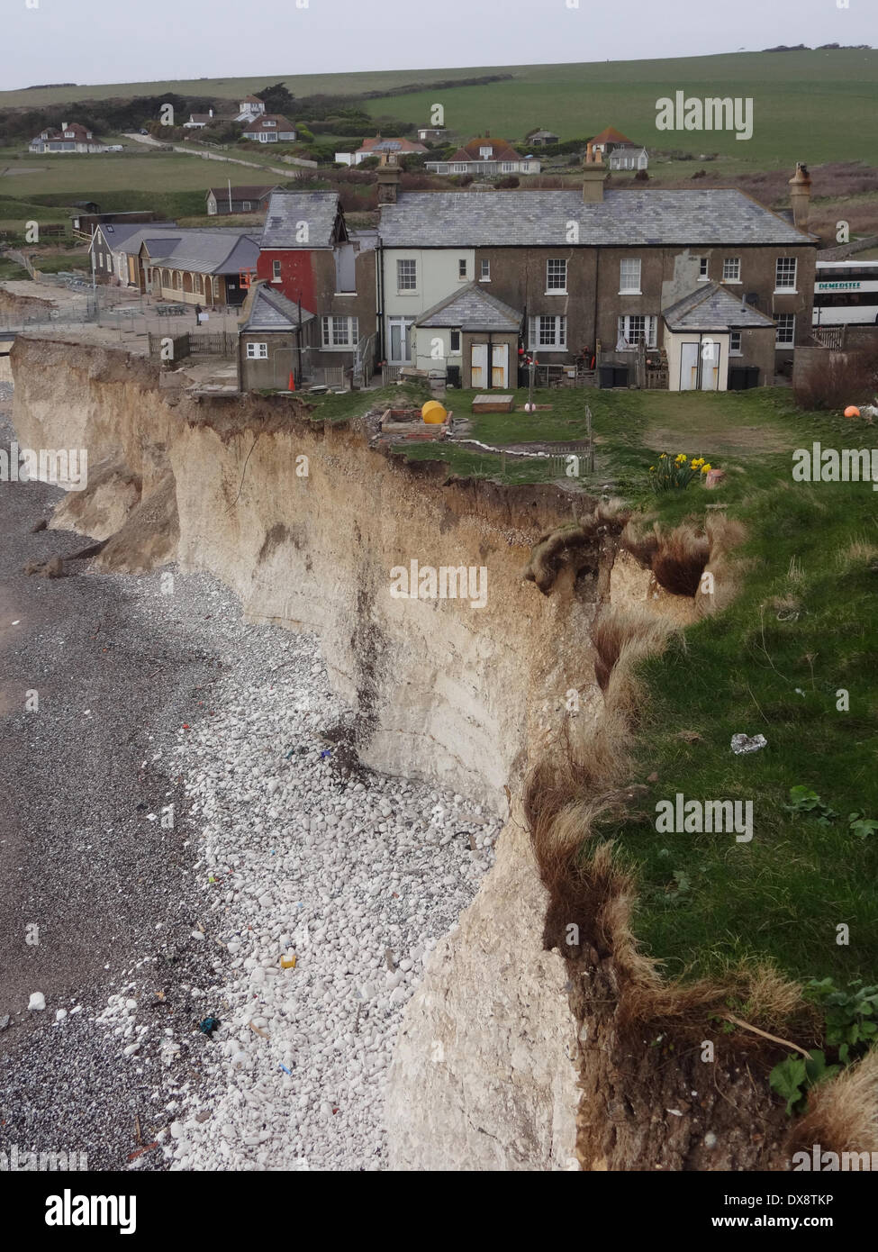 Birling Gap, East Sussex, Regno Unito. Il 20 marzo 2015. Le frane continuano lungo il chalk clifffs. Cottages in background. Demolizione giorno 3 vede due pareti contigue al cottage adiacenti tagliate e parte del tetto rimosso.David Burr/Alamy Live News Foto Stock