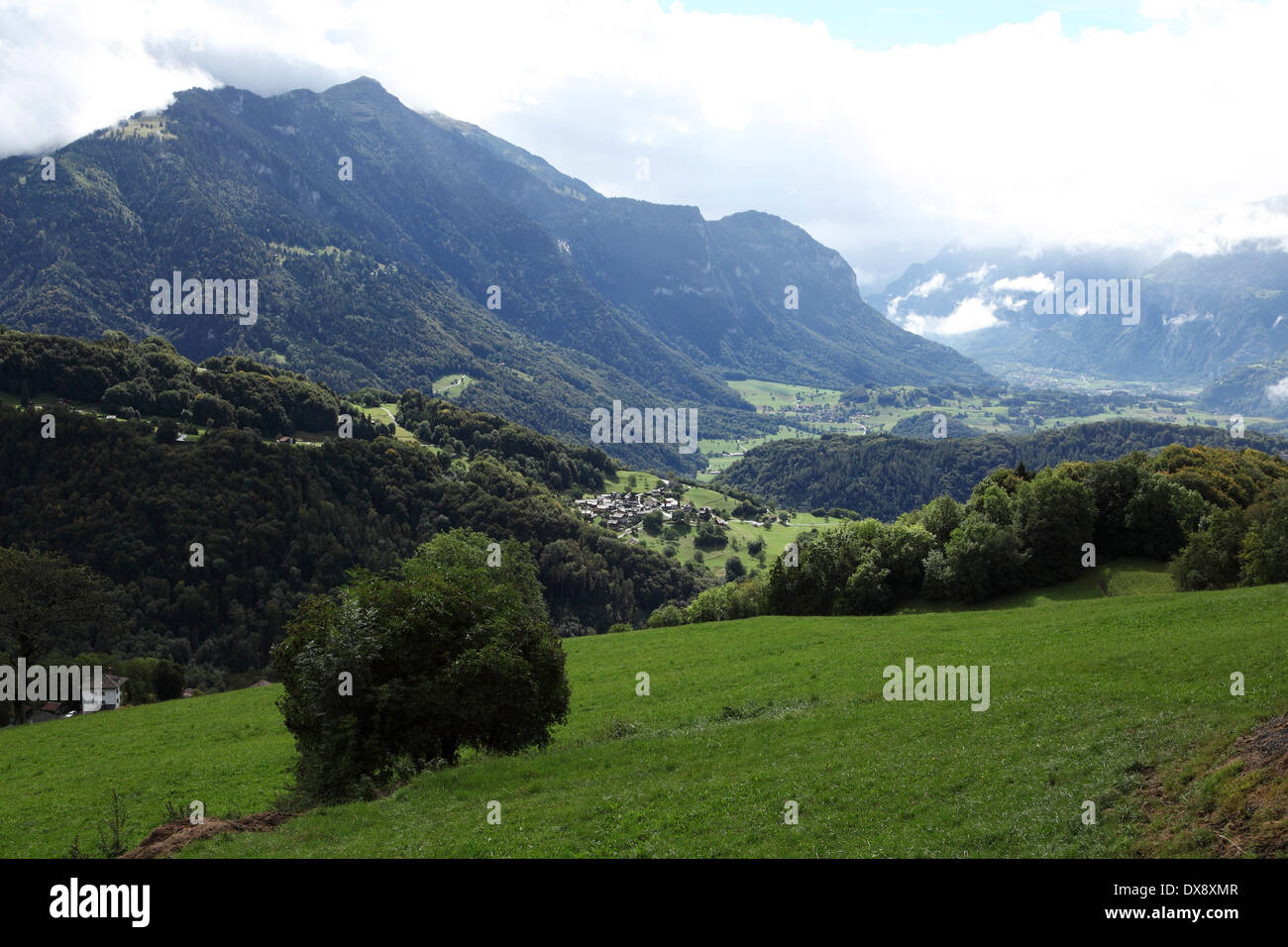 Insediamento in un Giura valle glaciale vicino a Villars, Svizzera. Foto Stock