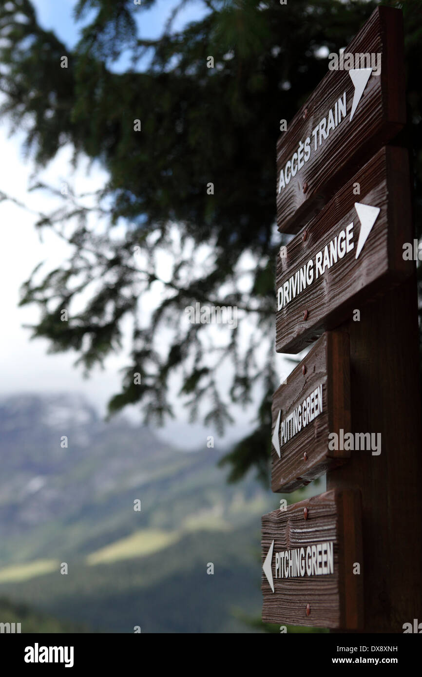 I segni del campo da golf a 18 buche a Villars, Svizzera. Foto Stock