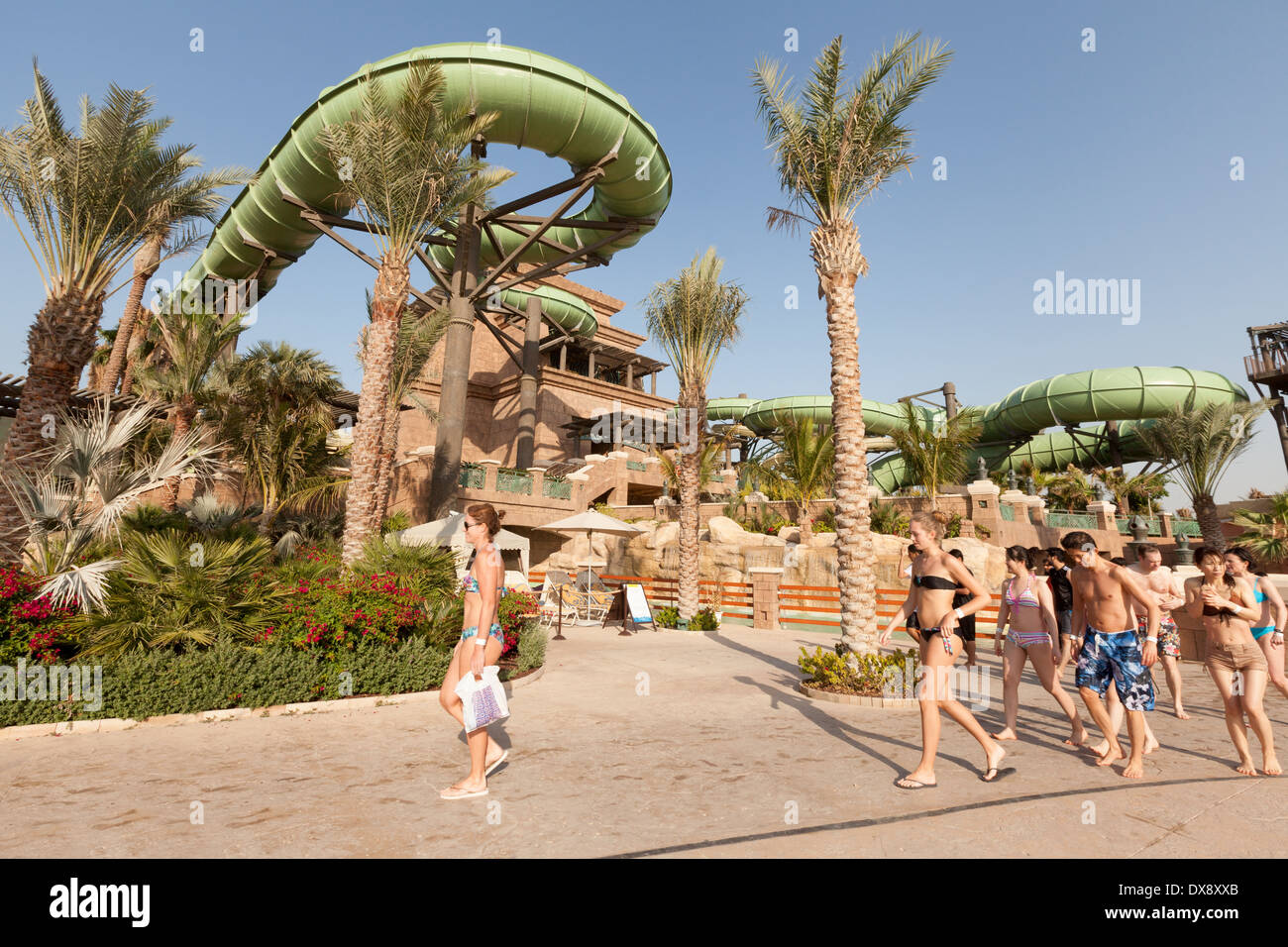 Dubai, Aquaventure water park, l'Hotel Atlantis Palm, persone presso la Torre di Poseidon scivolo, Emirati Arabi Uniti, Emirati Arabi Uniti Foto Stock