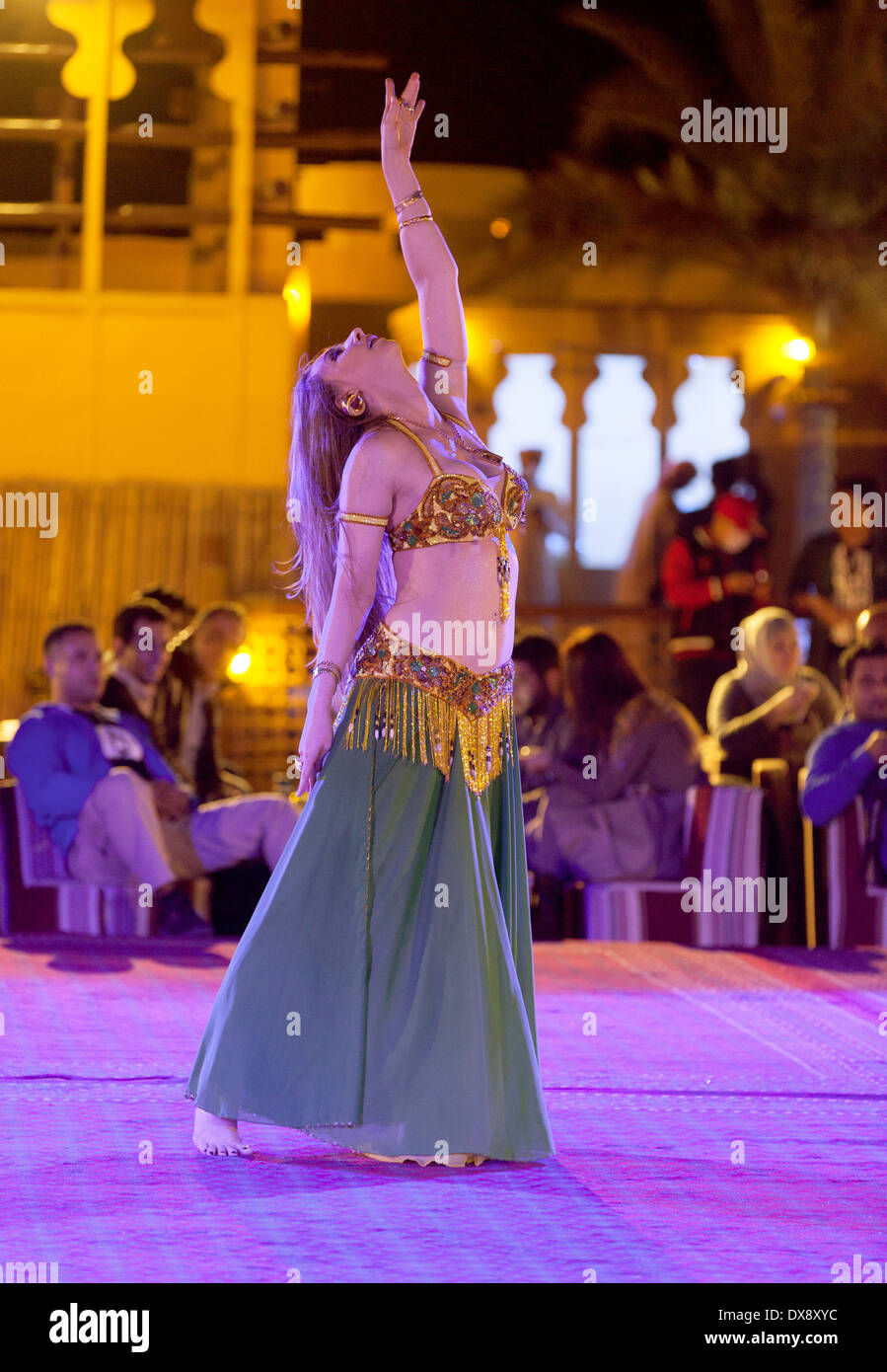 Una danzatrice del ventre danza una danza del ventre su un safari nel deserto, Dubai, Emirati Arabi Uniti, Emirati Arabi Uniti, Medio Oriente Foto Stock