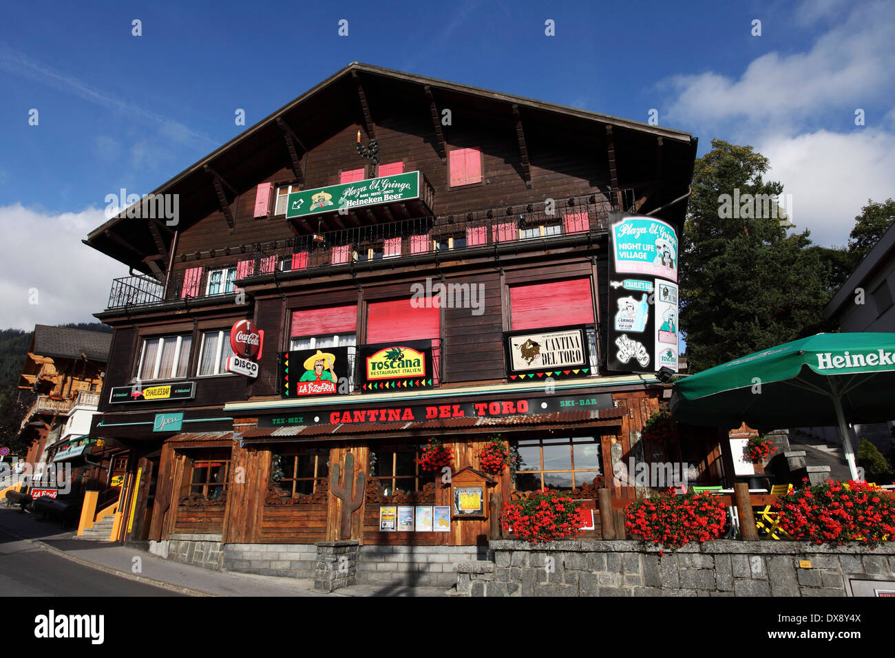 La Cantina del Toro e Charlie's Bar di Villars, Svizzera. Foto Stock
