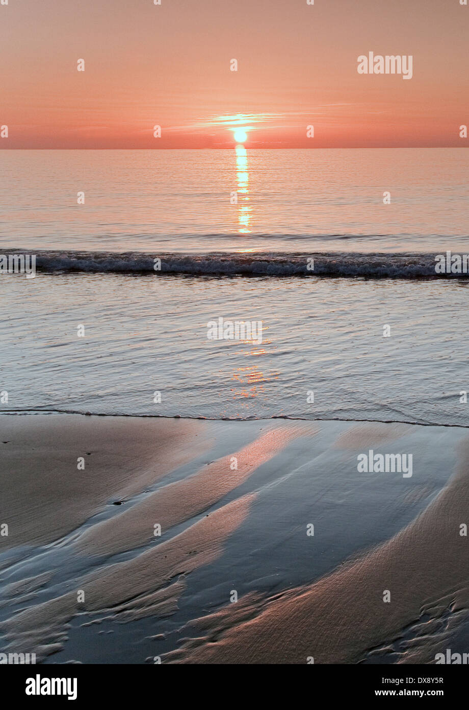 Fotografia di estate tramonto sul mare irlandese alla spiaggia di Tresaith, Cardigan Bay Galles Ceredigion REGNO UNITO Foto Stock
