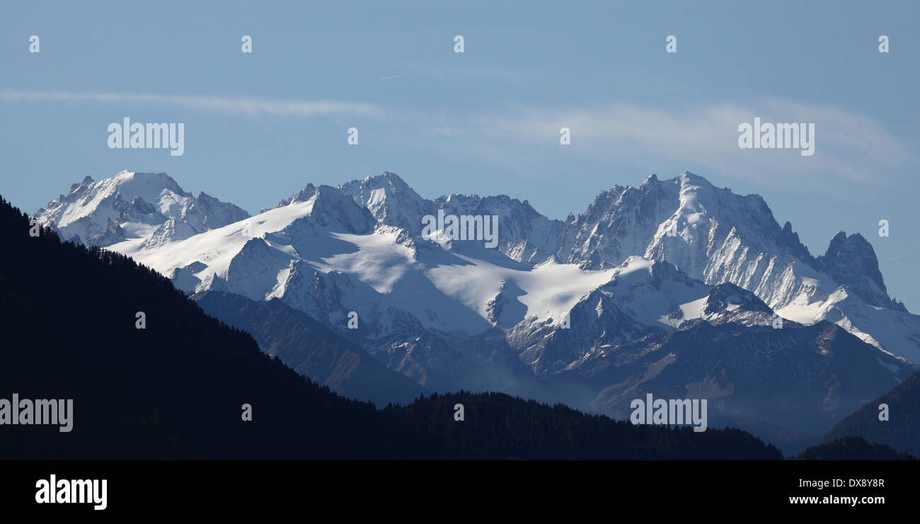 Il paesaggio alpino visto da Villars, Svizzera. Foto Stock