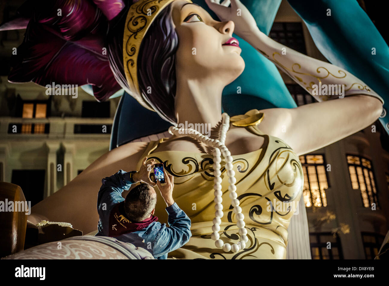 Valencia, Spagna. Marzo 19th, 2014: Un Fallero prende un ultima foto di hid falla mentre si prepara la bruciatura del monumento come la fine del 2014's Fallas Festival di Valencia Credito: matthi/Alamy Live News Foto Stock