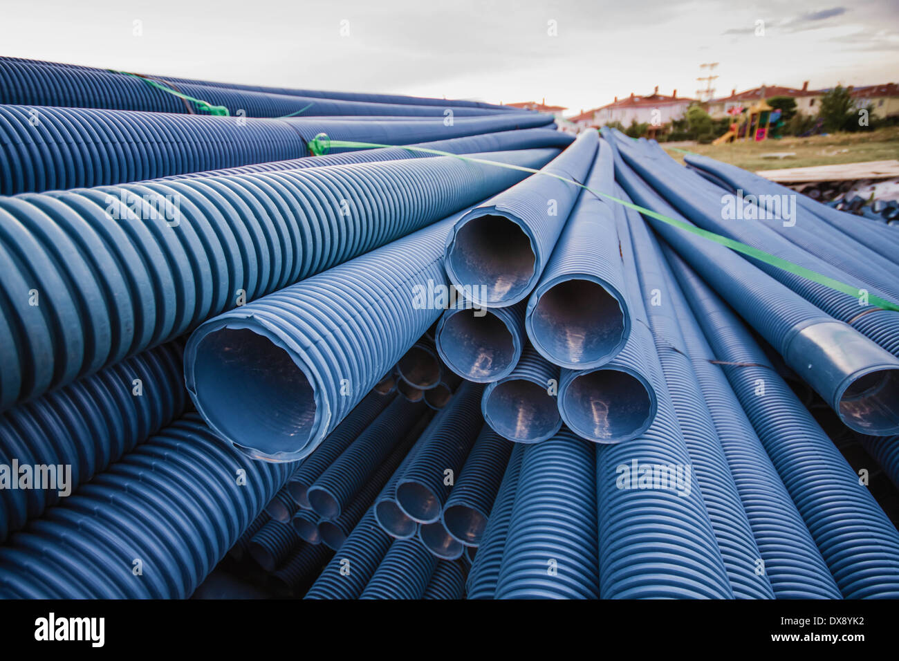 Pila di blu tubi in pvc per la rete sotterranea di cavi elettrico delle infrastrutture Foto Stock