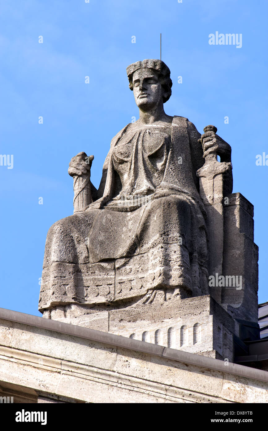 Justitia, Lady giustizia, seduta sul suo trono al di sopra del portale dell'Hanseatisches Oberlandesgericht di Amburgo, Germania Foto Stock