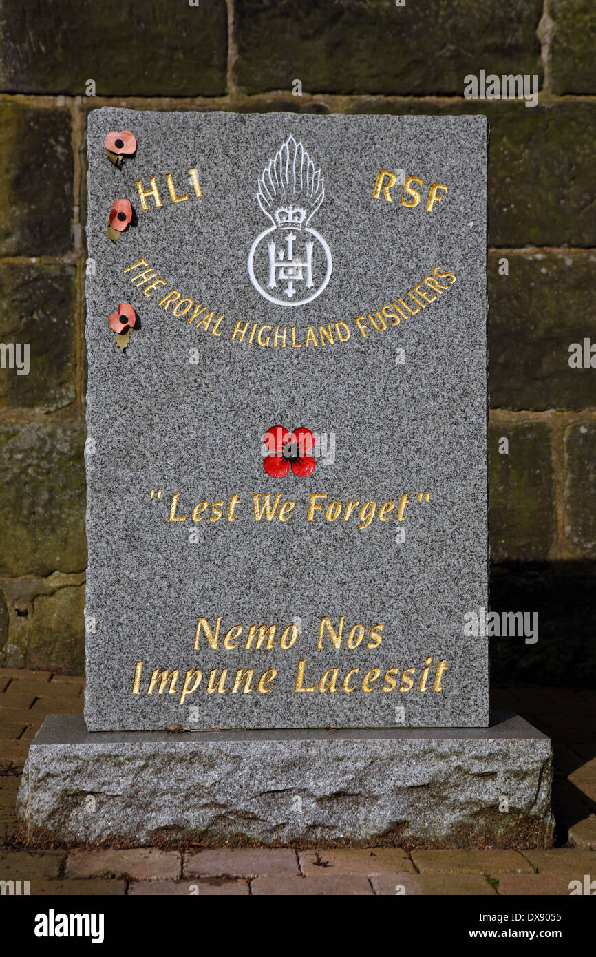 Ricordo memoriale al Royal Highland Fusiliers con una iscrizione di 'non dimentichiamolo' in necropoli Glasgow Scozia Scotland Foto Stock