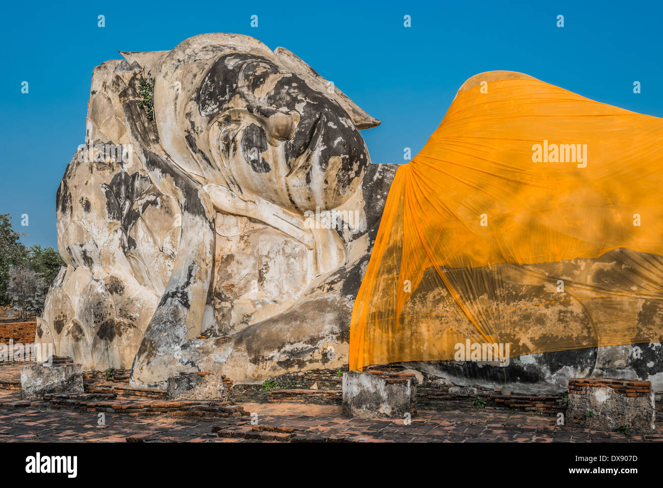Reclinazione gigantesca statua del Buddha al Wat Lokayasutharam Ayutthaya Bangkok in Thailandia Foto Stock