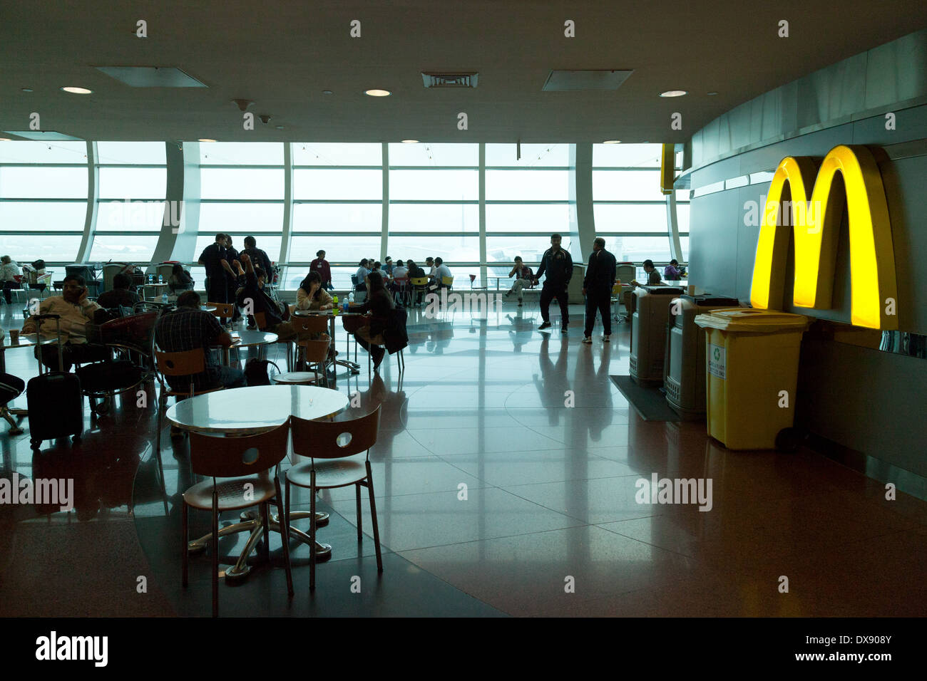 Il McDonalds, l'aeroporto di Dubai, Emirati Arabi Uniti, Emirati Arabi Uniti, Medio Oriente Foto Stock