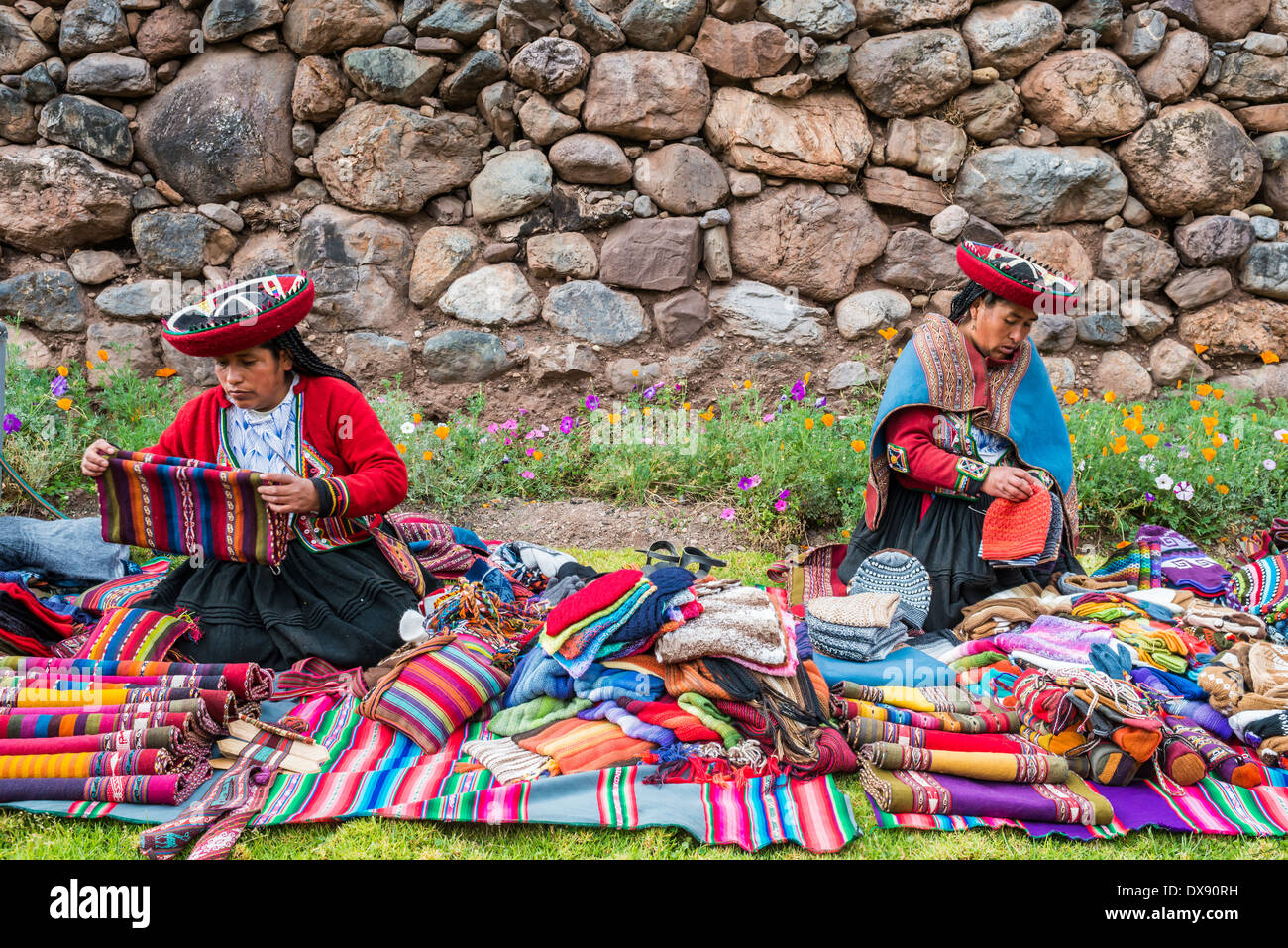Cuzco, Perù - Luglio 15, 2013: le donne la vendita di oggetti di artigianato nelle Ande peruviane a Cuzco Perù su luglio 15th, 2013 Foto Stock