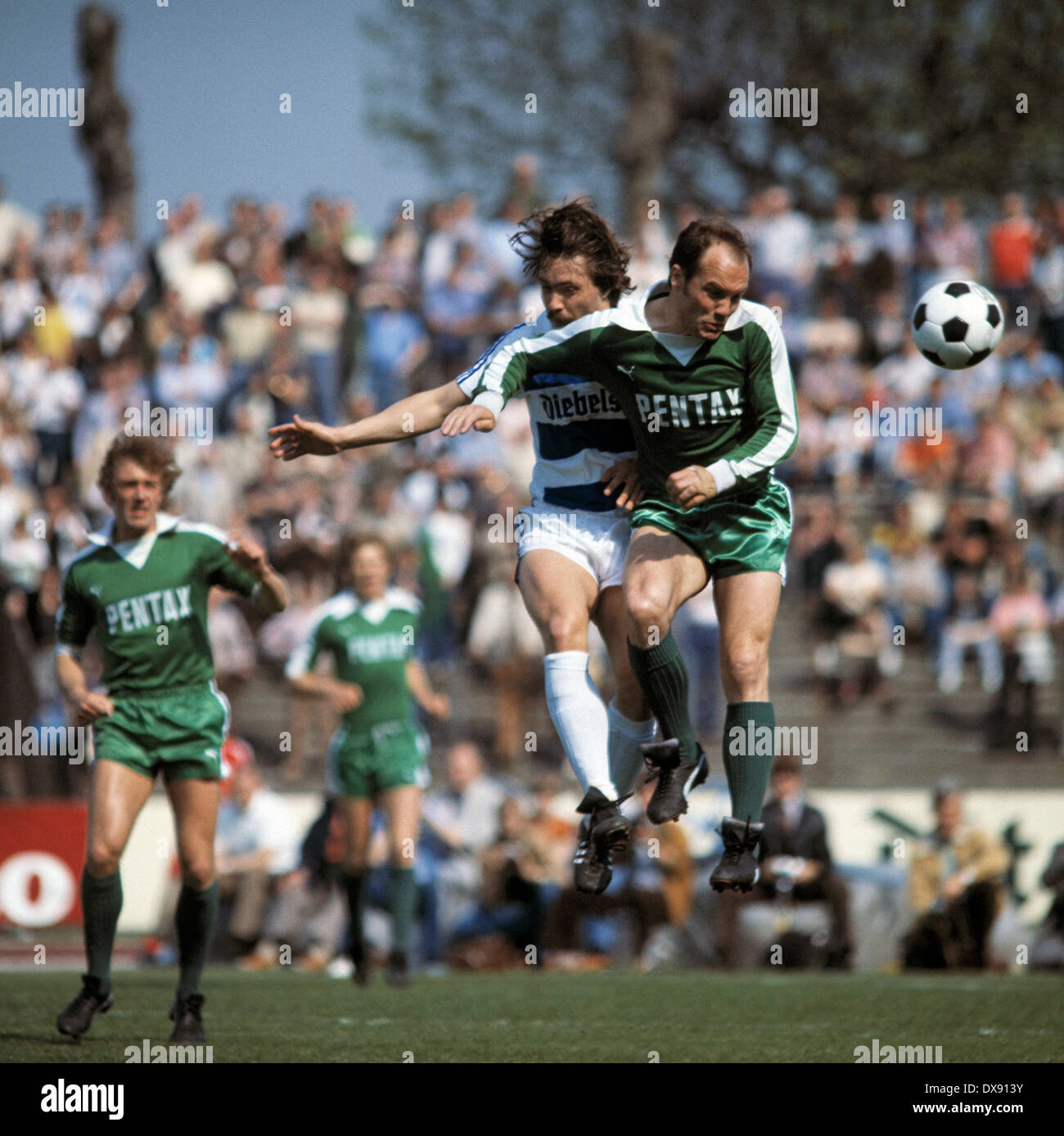 Calcio, Bundesliga, 1978/1979, Wedau Stadium, MSV Duisburg contro SV Werder Bremen 2:0, scena del match, antenna duello, Karl-Heinz Kamp (Werder) destra e Manfred Dubski (MSV) Foto Stock