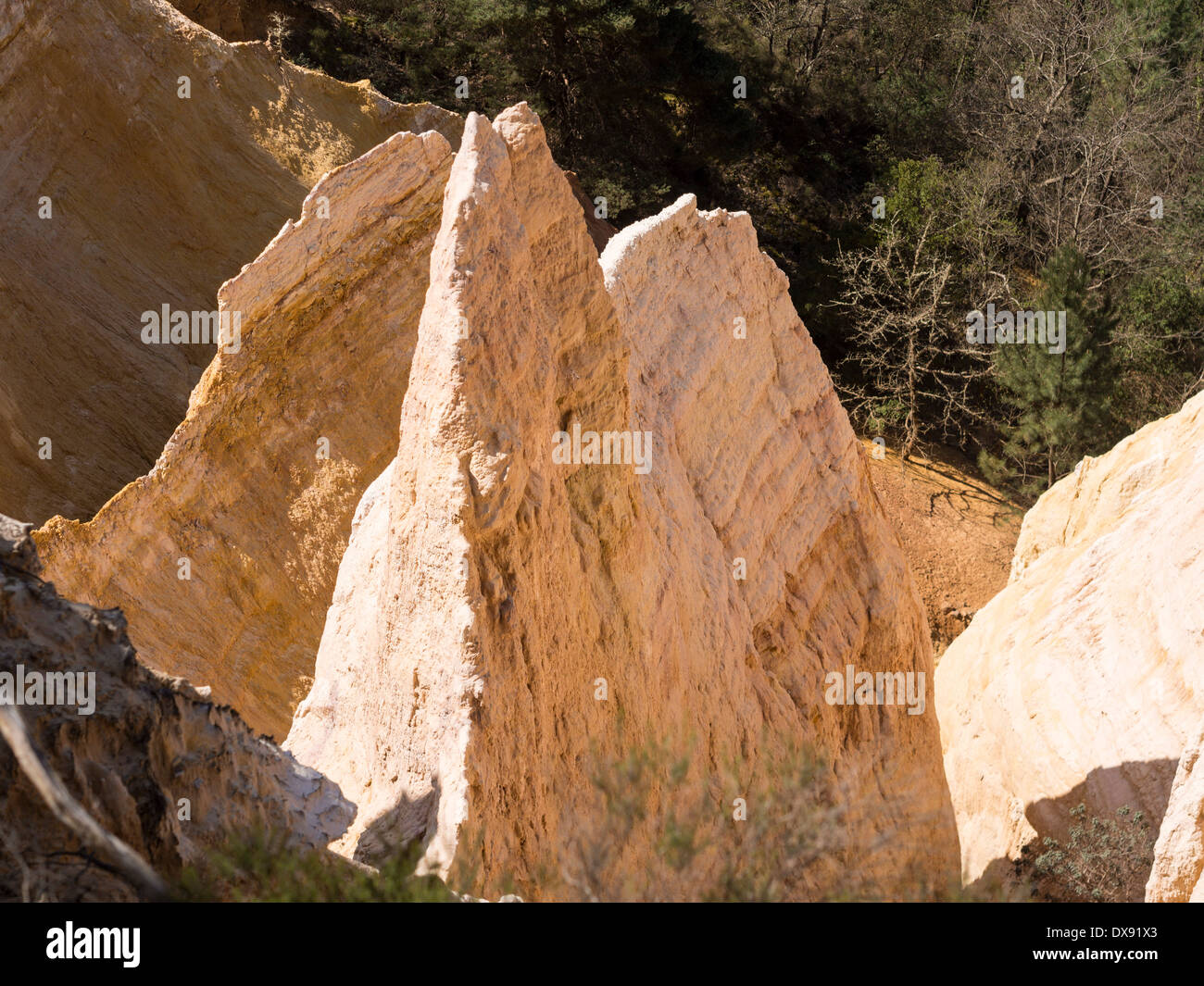 Rock Slice: erosione. Una fetta sottile di soft rock è tutto ciò che rimane come la tenera pietra di Le Provençal Colorado de Rustrel erode Foto Stock