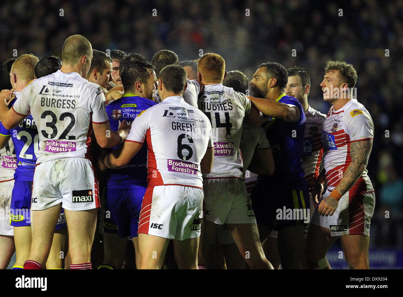 Warrington, Regno Unito. 20 Mar, 2014. Su entrambi i lati per entrare in un argomento e punzoni di exchange durante la Super League tra Warrington lupi v Wigan Warriors al Halliwell Jones Stadium. Credito: Azione Sport Plus/Alamy Live News Foto Stock