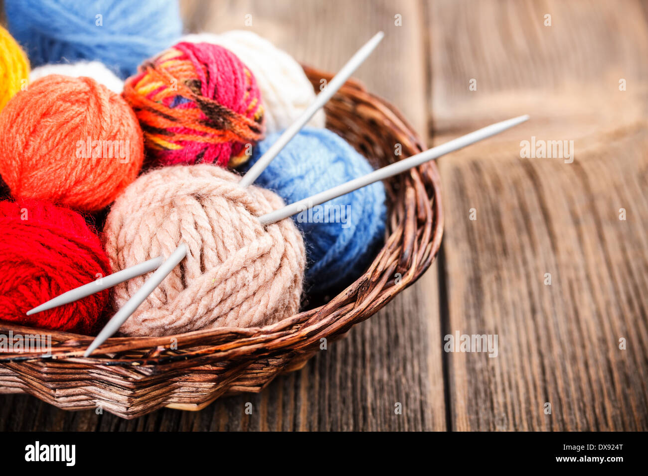 Cestello,warm,tempo libero,soft,woollen,roll,bianco,craft,ball,lana,giallo,matassa,in casa,a mano,filo,la moda,soffice maglia,,creative Foto Stock