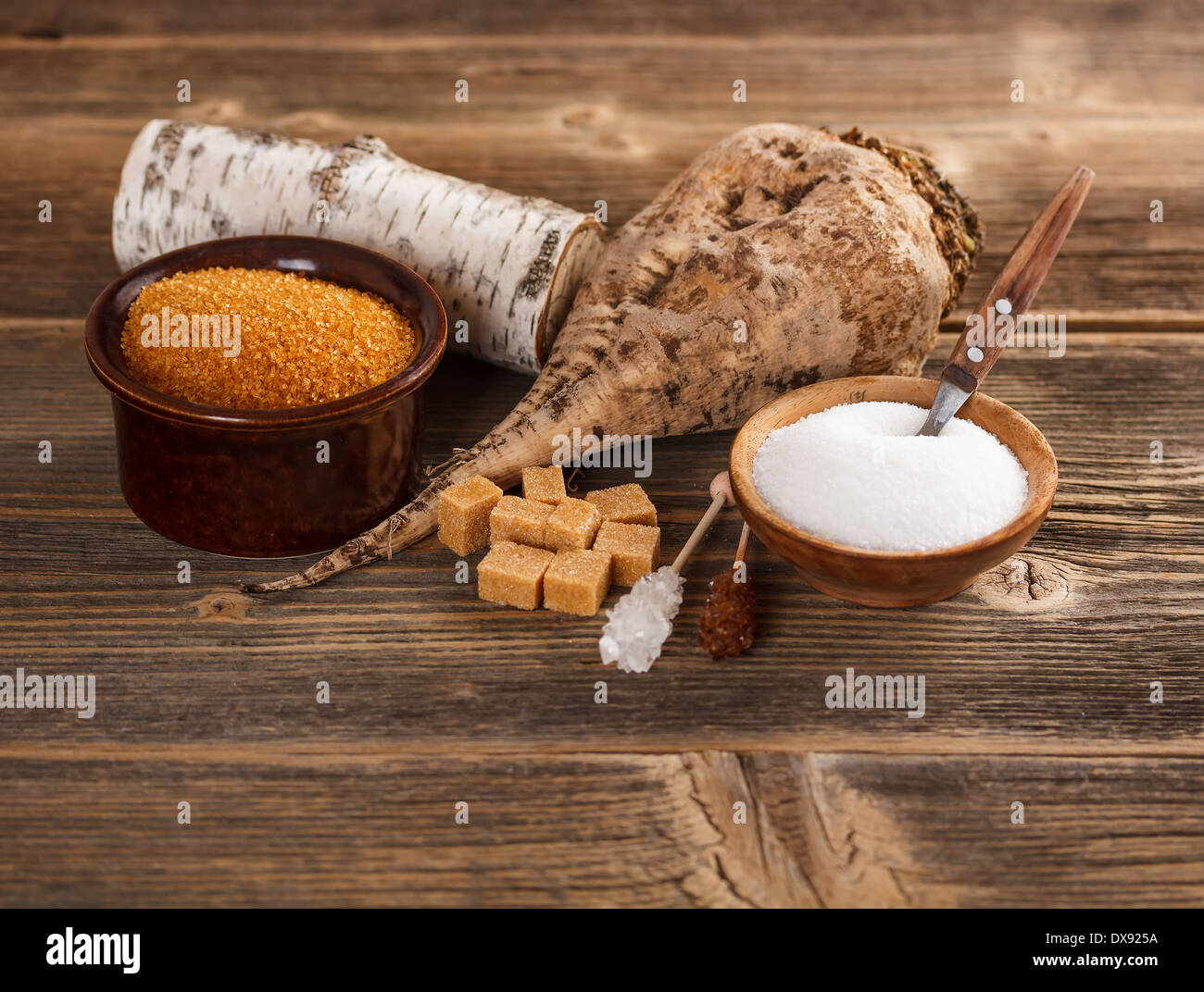 Bianco e zucchero di canna in ciotola su una superficie in legno Foto Stock