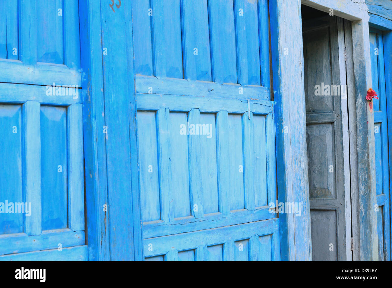 Dipinto di blu porta di legno all'entrata di un tradizionale stile Newari casa sulla via centrale di Bandipur-Tanahu dist-Nepal Foto Stock