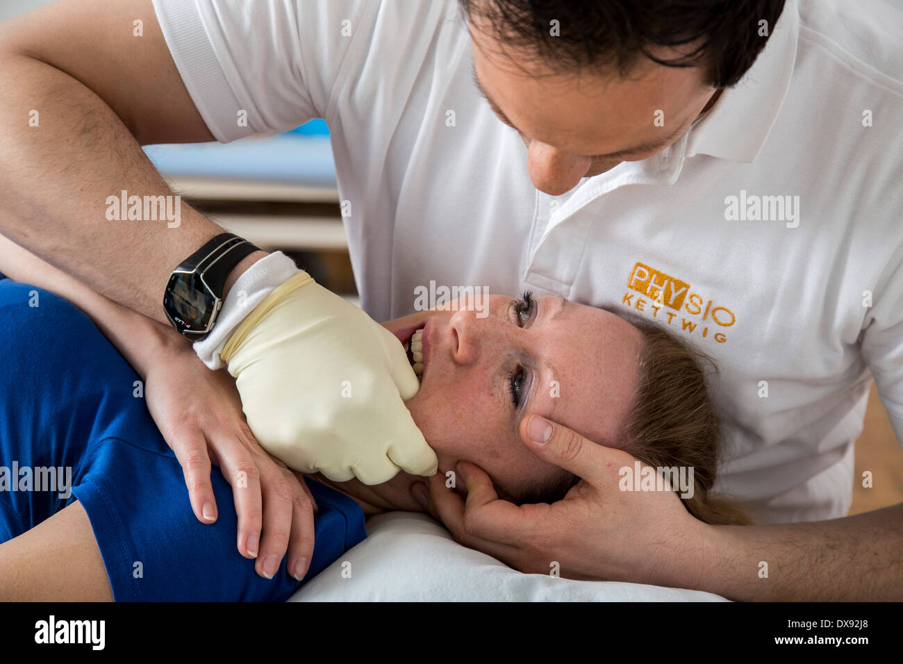 La pratica di fisioterapia terapista con paziente, Soft Tissue Engineering, tecnologia di stampa sulla vostra testa, utilizzare in testa scherzi Foto Stock