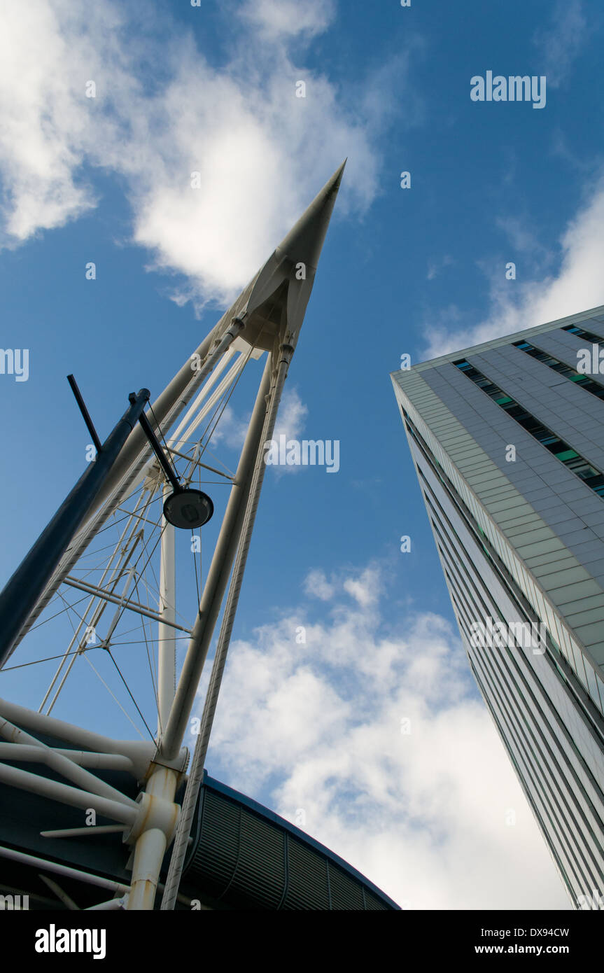 Cardiff Millennium Stadium con il B. T.Stadium House edificio a destra della sovrastruttura Foto Stock