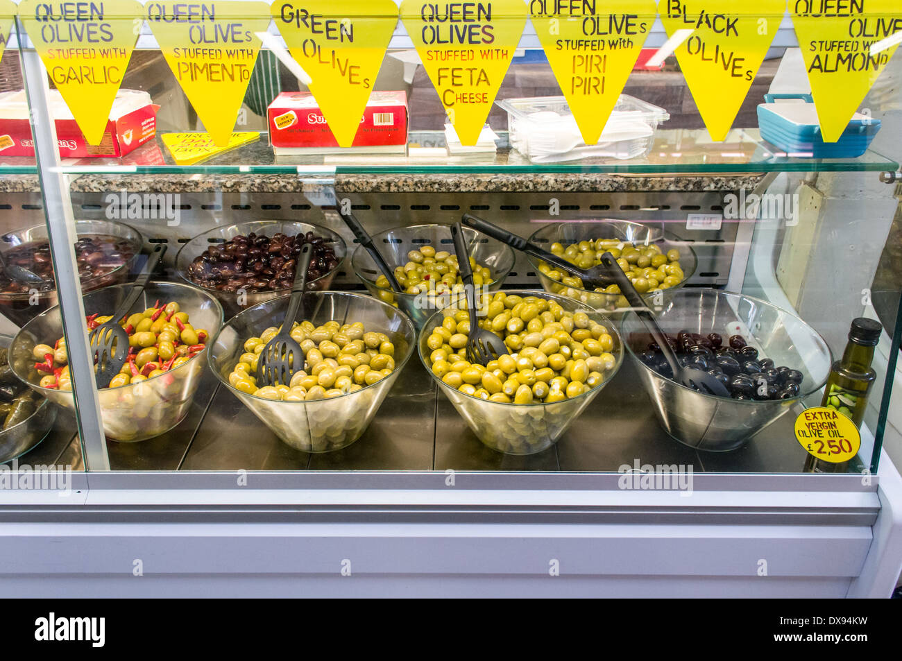 Le olive per la vendita a Cardiff il mercato coperto Foto Stock