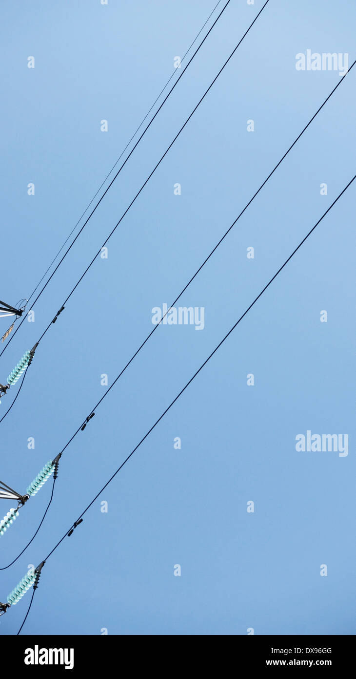 Più alta la tensione di alimentazione delle linee di trasmissione i fili con bella isolatori di vetro incandescente contro il cielo blu Valle di Oaxaca Foto Stock