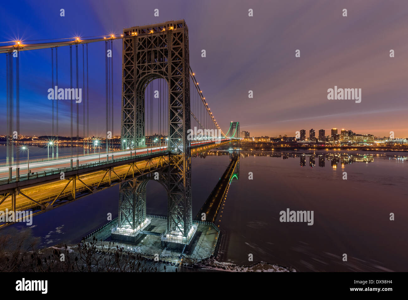 George Washington Bridge illuminato per il Super Bowl XLVII colori nel team di Denver Broncos e Seattle Seahawks Foto Stock