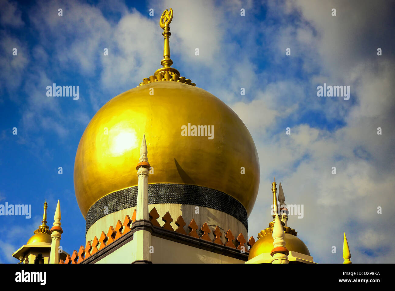 La cupola dorata della Moschea del Sultano a Kampong Glam, Singapore Foto Stock