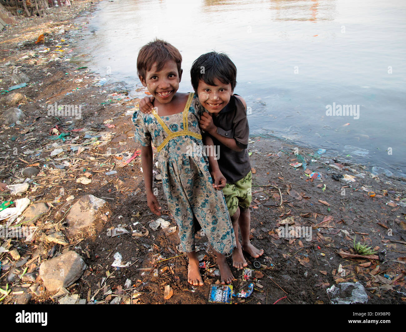 La vita dei bambini in luoghi remoti della Birmania Foto Stock
