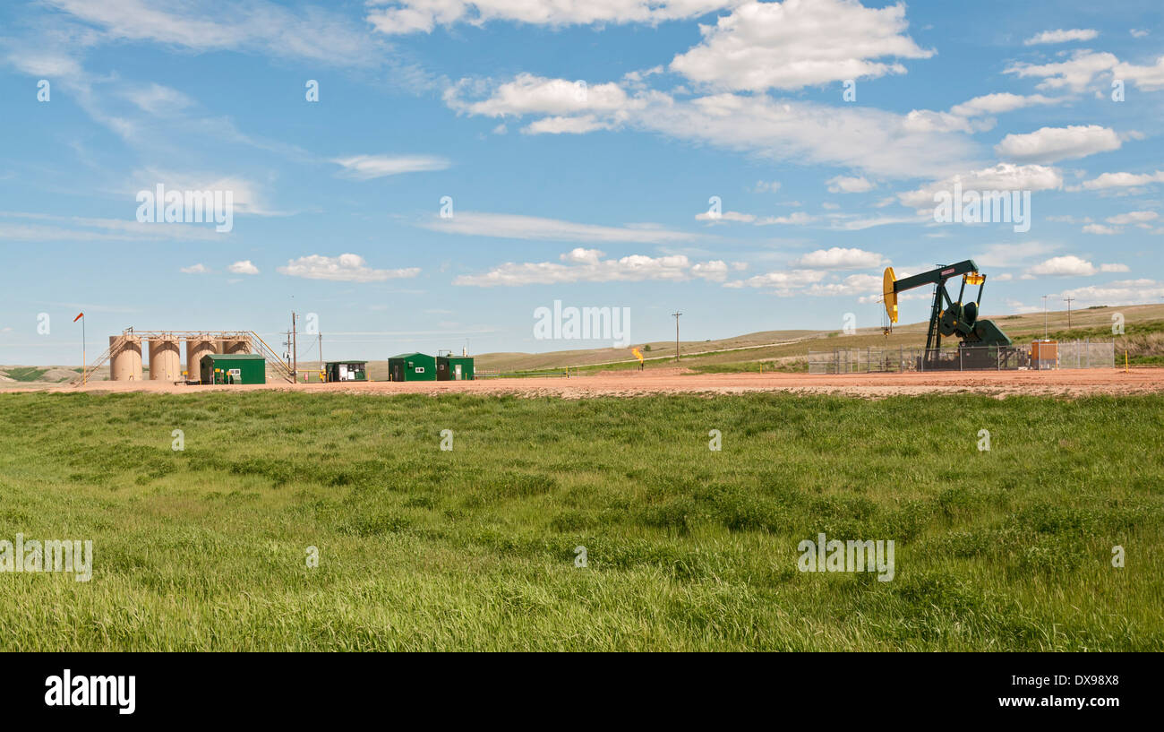 Il Dakota del Nord, Williston Basin, Bakken, olio di scisto formazione regione, del gas flaring, olio ben pumpjack Foto Stock