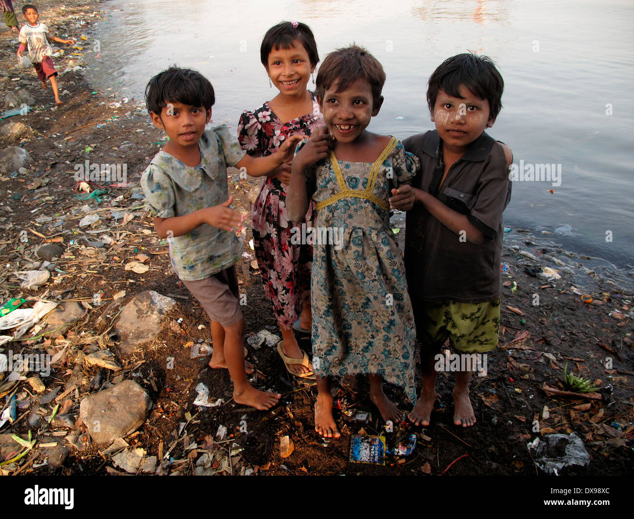 La vita dei bambini in luoghi remoti della Birmania Foto Stock