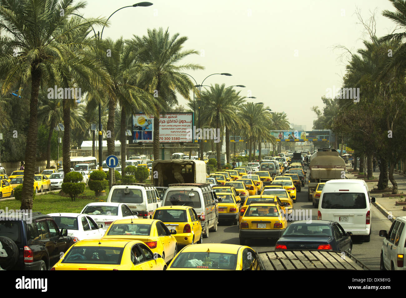 Code di auto per le strade di Baghdad Foto Stock