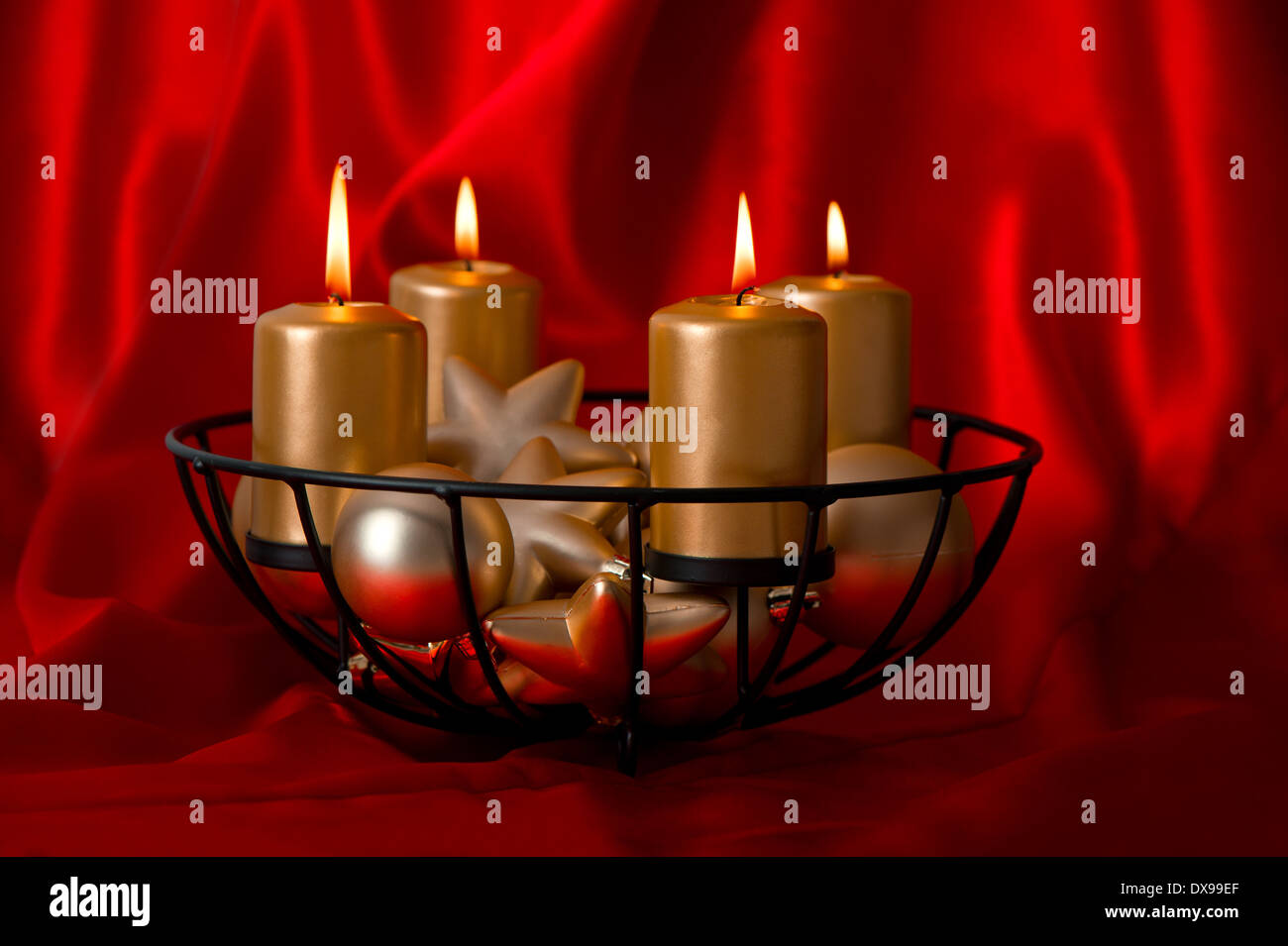 Festive avvento decorazione con quattro burning golden candele e palle di Natale Foto Stock